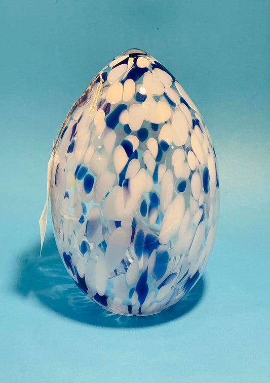 The Zorza Egg Shaped Tea-light, measuring 7.5” features elegant pink murrine inclusions, skillfully hand-blown in Poland. This decorative piece not only serves as a source of ambient light but also showcases artisanal craftsmanship, enhancing the aesthe