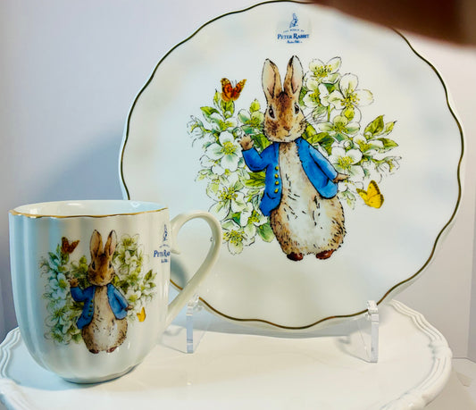 Beatrix Potter Peter Rabbitt a Scalloped Edges an Gol Trim Dinner Plate 10.5”set w/ matching Mug 4”
