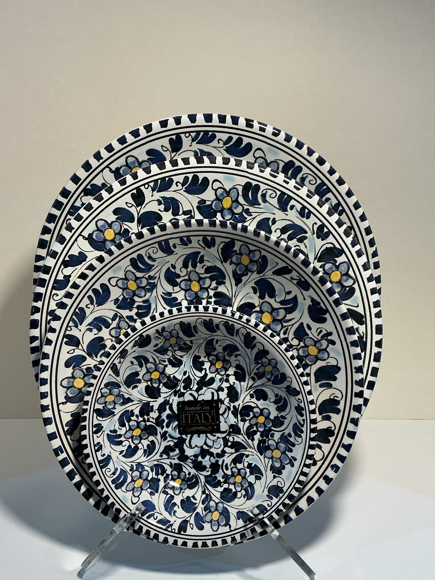 Ceramiche Hand Painted Set of 4 , including a 12”, 10” Plates and 2 bowls 8” and 6”.Made in Italy
