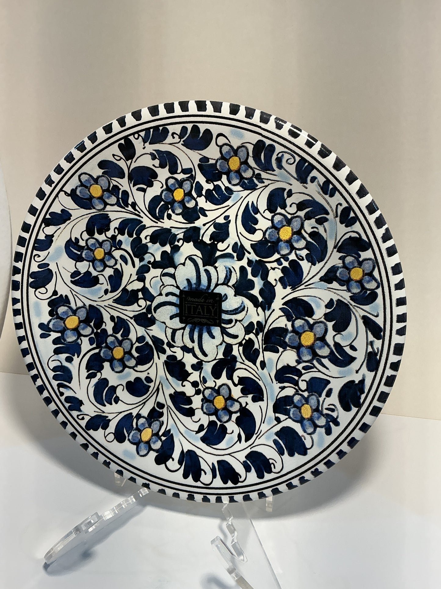 Ceramiche Hand Painted Set of 4 , including a 12”, 10” Plates and 2 bowls 8” and 6”.Made in Italy