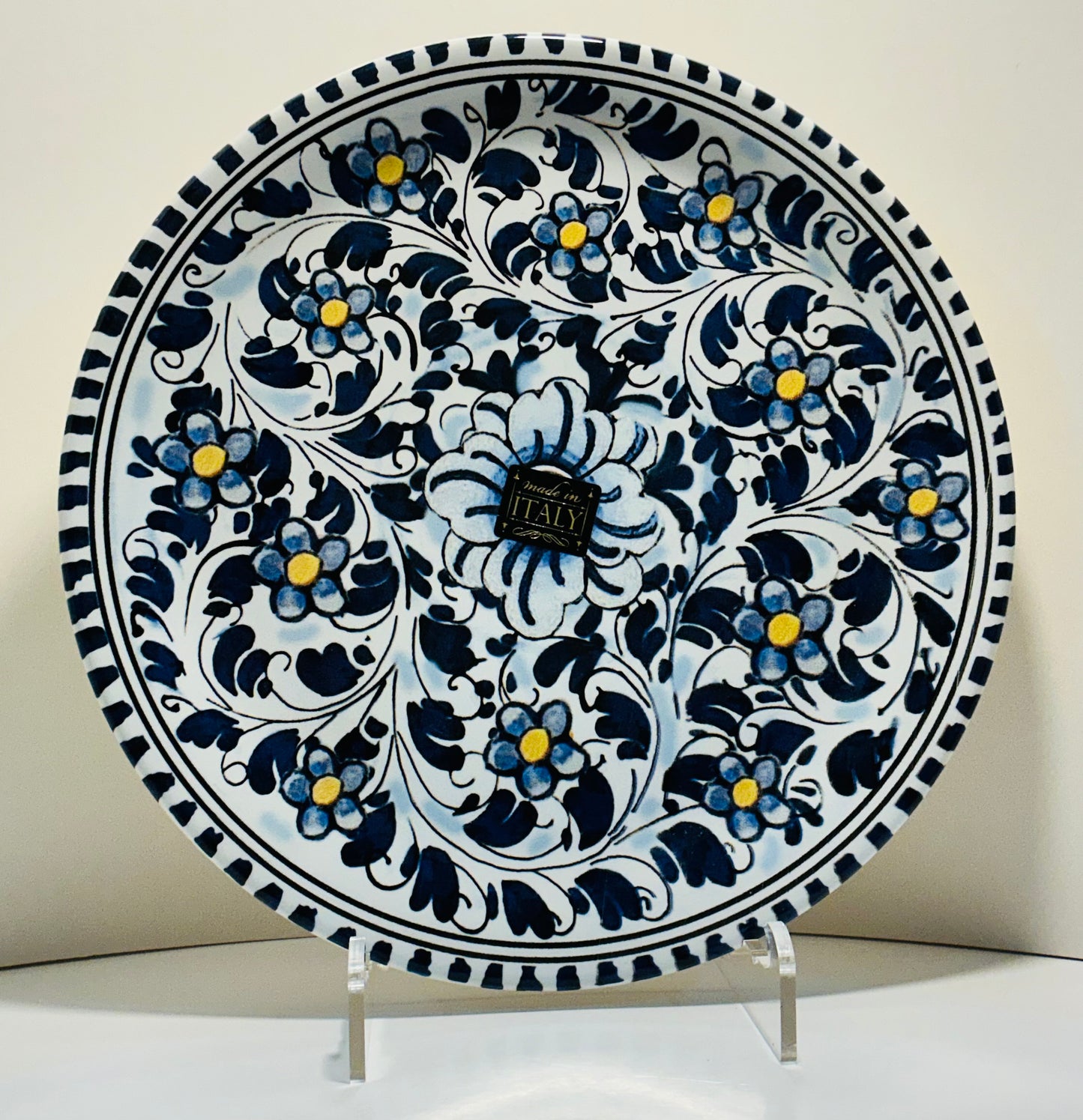 Ceramiche Hand Painted Set of 4 , including a 12”, 10” Plates and 2 bowls 8” and 6”.Made in Italy