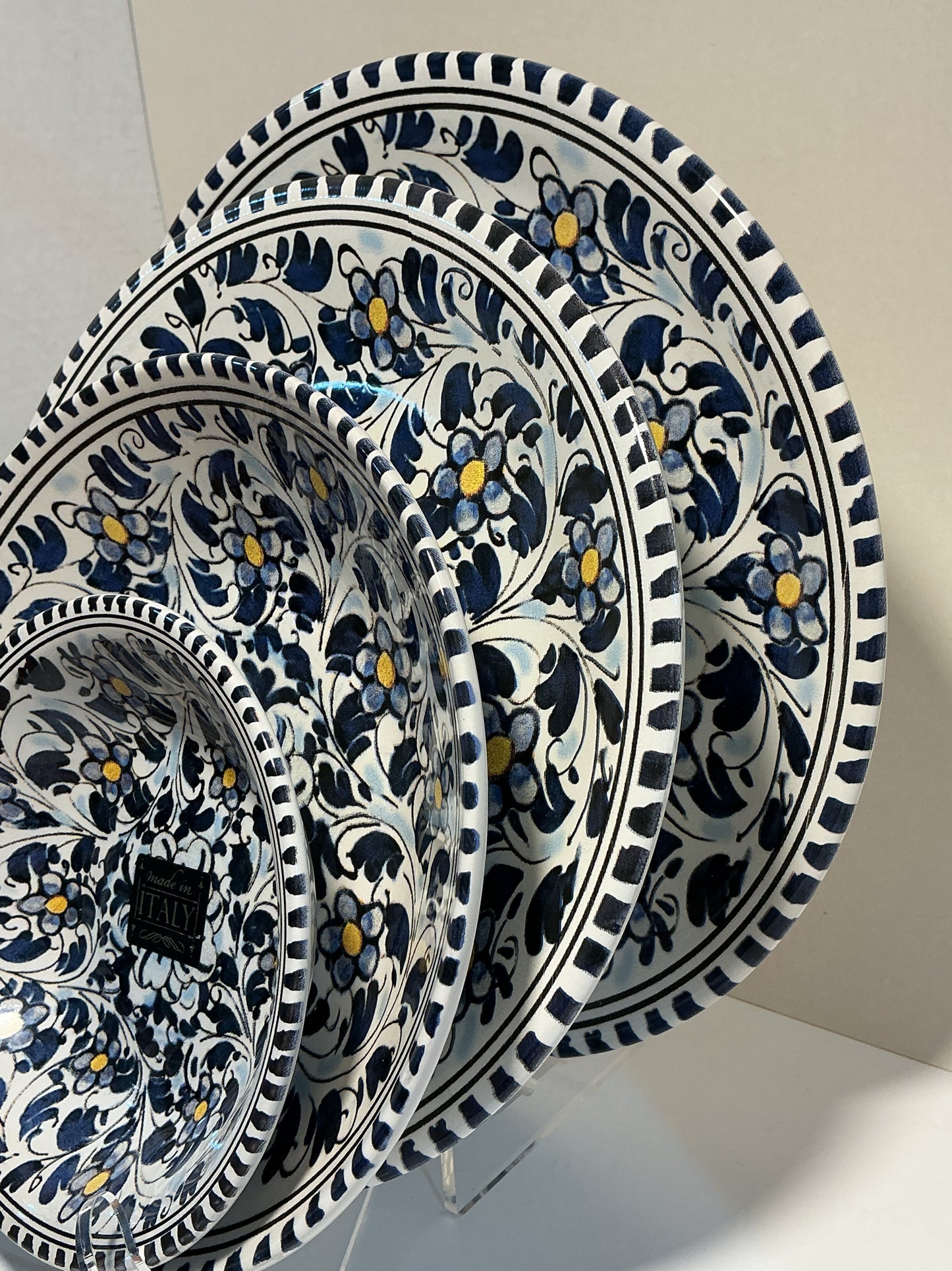 Ceramiche Hand Painted Set of 4 , including a 12”, 10” Plates and 2 bowls 8” and 6”.Made in Italy