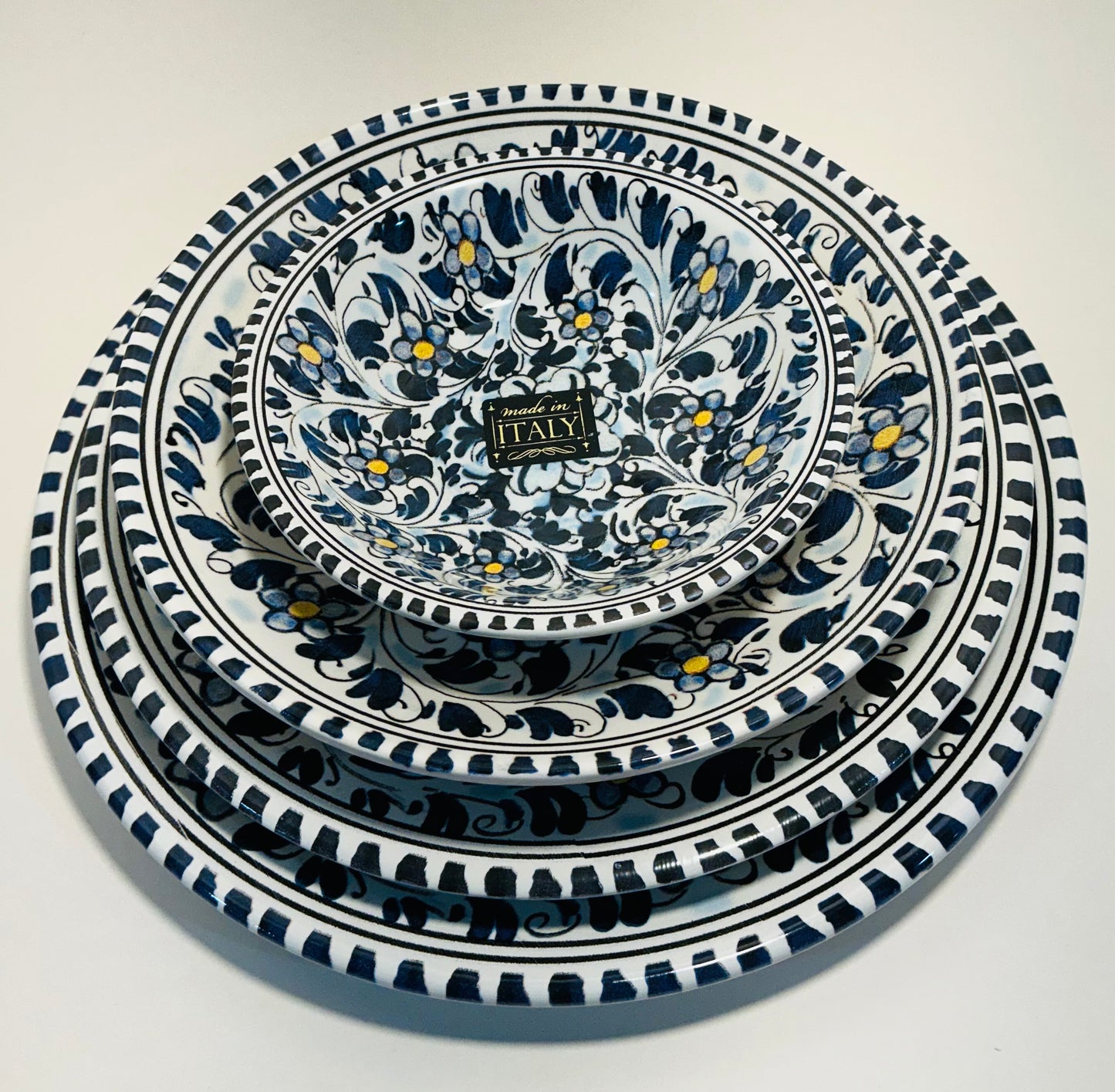 Ceramiche Hand Painted Set of 4 , including a 12”, 10” Plates and 2 bowls 8” and 6”.Made in Italy