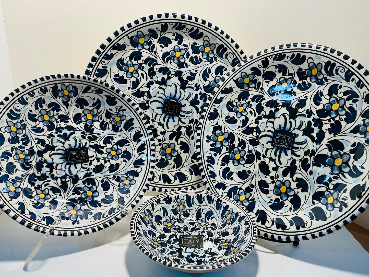 Ceramiche Hand Painted Set of 4 , including a 12”, 10” Plates and 2 bowls 8” and 6”.Made in Italy