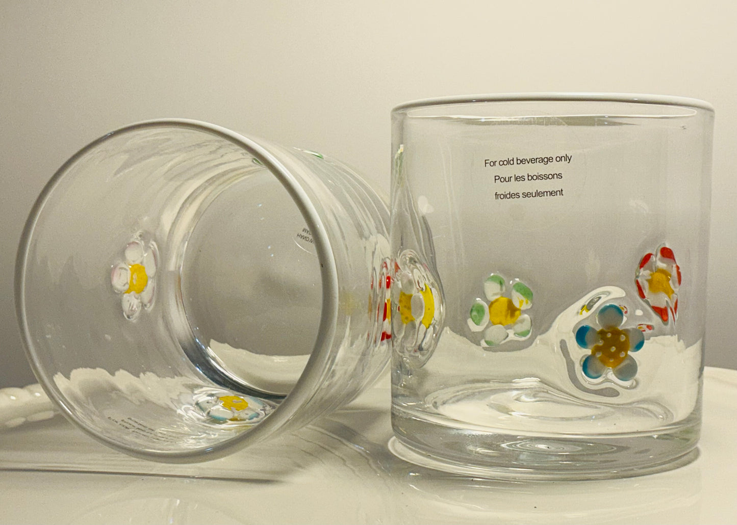 Anthropologie Dupe Set of 2 Daisy Flowers Icon juice glasses hand blown 17 oz hand blown pressed glass icons 4.5"tall 4” diameter