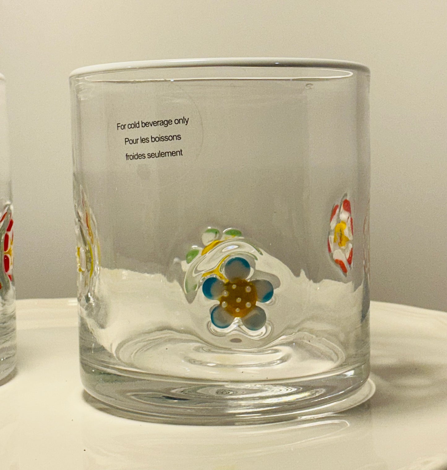 Anthropologie Dupe Set of 2 Daisy Flowers Icon juice glasses hand blown 17 oz hand blown pressed glass icons 4.5"tall 4” diameter