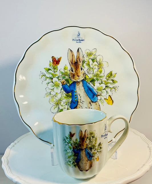 Beatrix Potter Peter Rabbitt a Scalloped Edges an Gol Trim Dinner Plate 10.5”set w/ matching Mug 4”