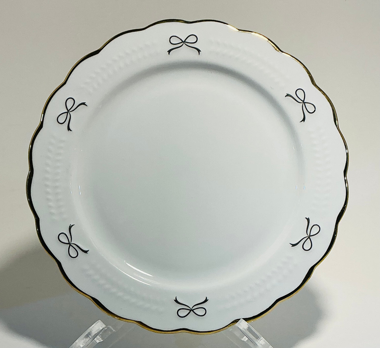 Yedi Gold Bow on white ceramic scalloped edge salad/dessert plate 8”