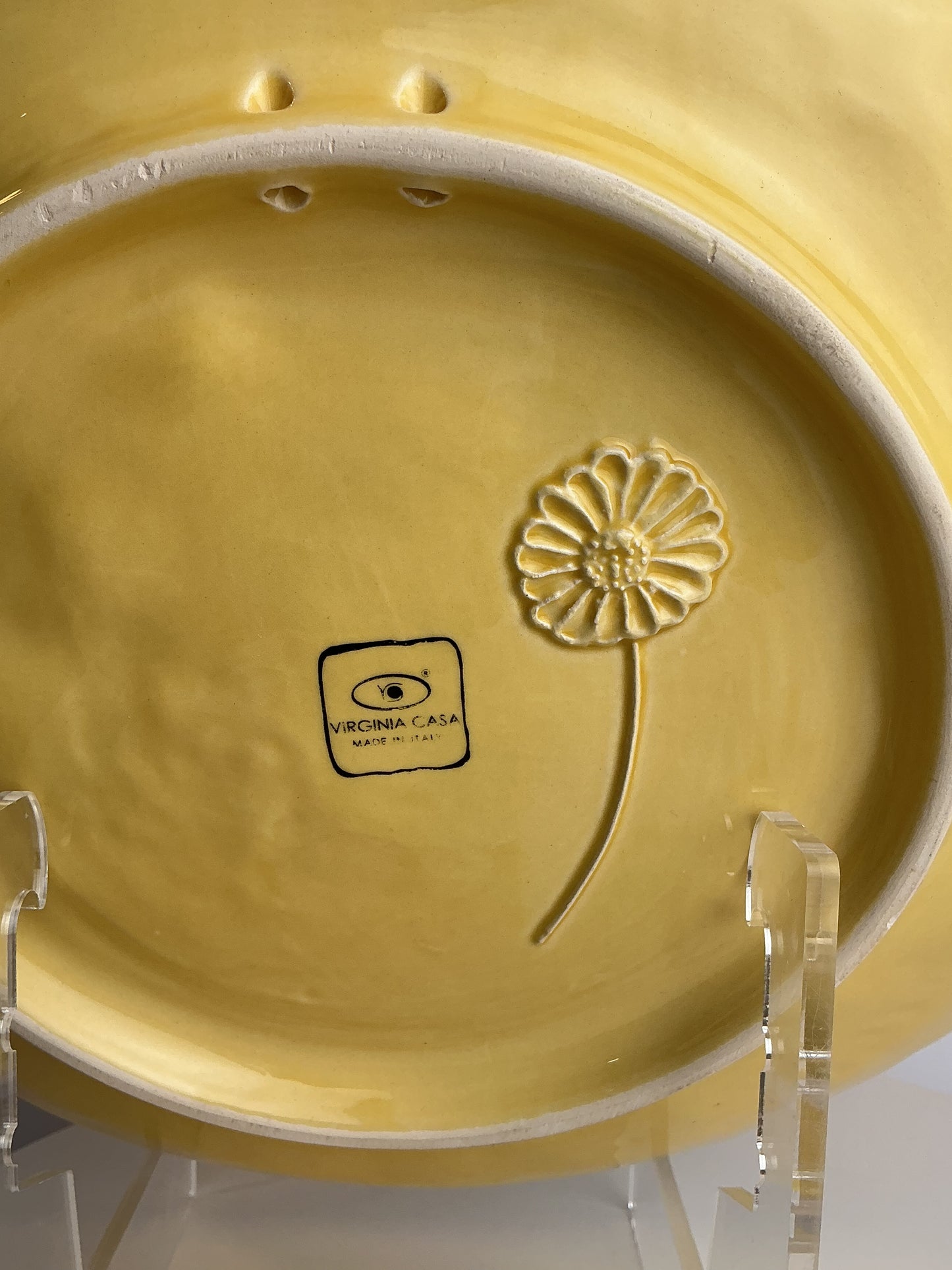 Virginia Casa Vie en Toscane Daisy Embossed Ceramic Plate | Made in Italy | Golden Yellow