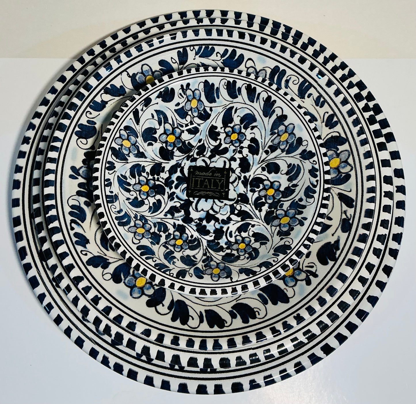 Ceramiche Hand Painted Set of 4 , including a 12”, 10” Plates and 2 bowls 8” and 6”.Made in Italy