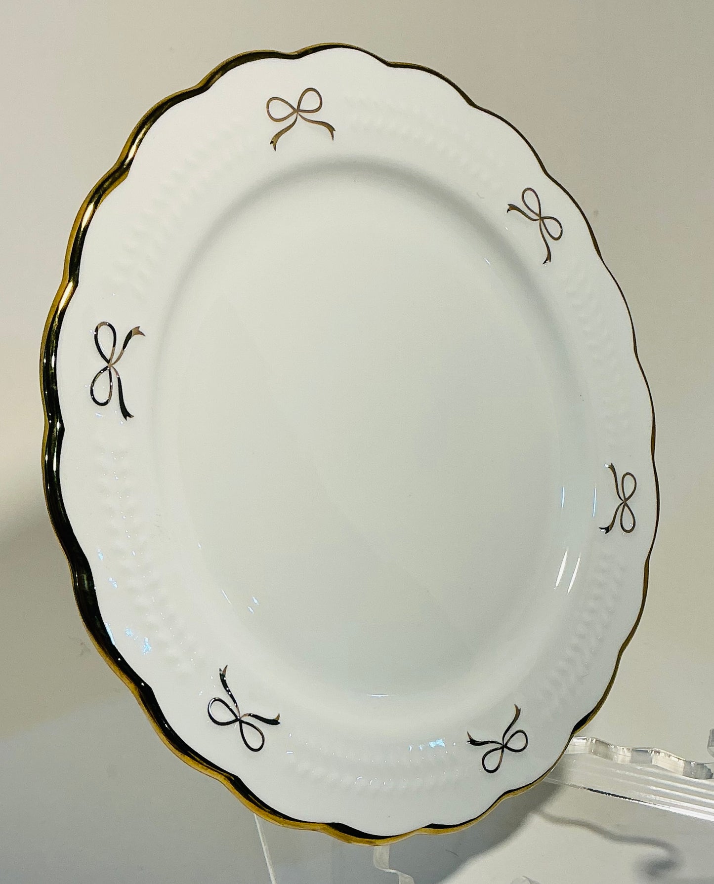 Yedi Gold Bow on white ceramic scalloped edge salad/dessert plate 8”