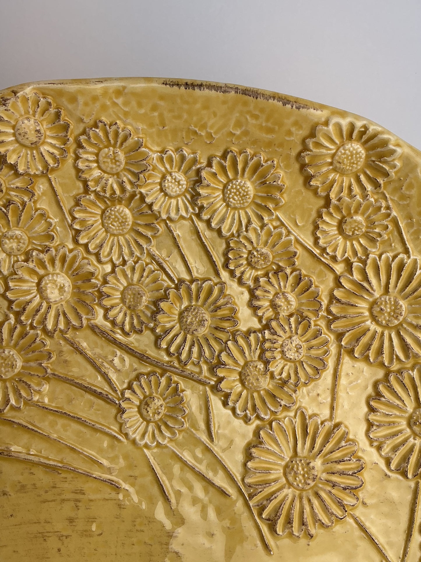 Virginia Casa Vie en Toscane Daisy Embossed Ceramic Plate | Made in Italy | Golden Yellow