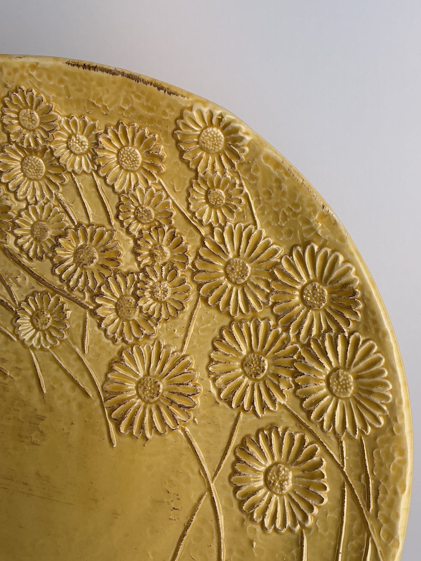 Virginia Casa Vie en Toscane Daisy Embossed Ceramic Plate | Made in Italy | Golden Yellow