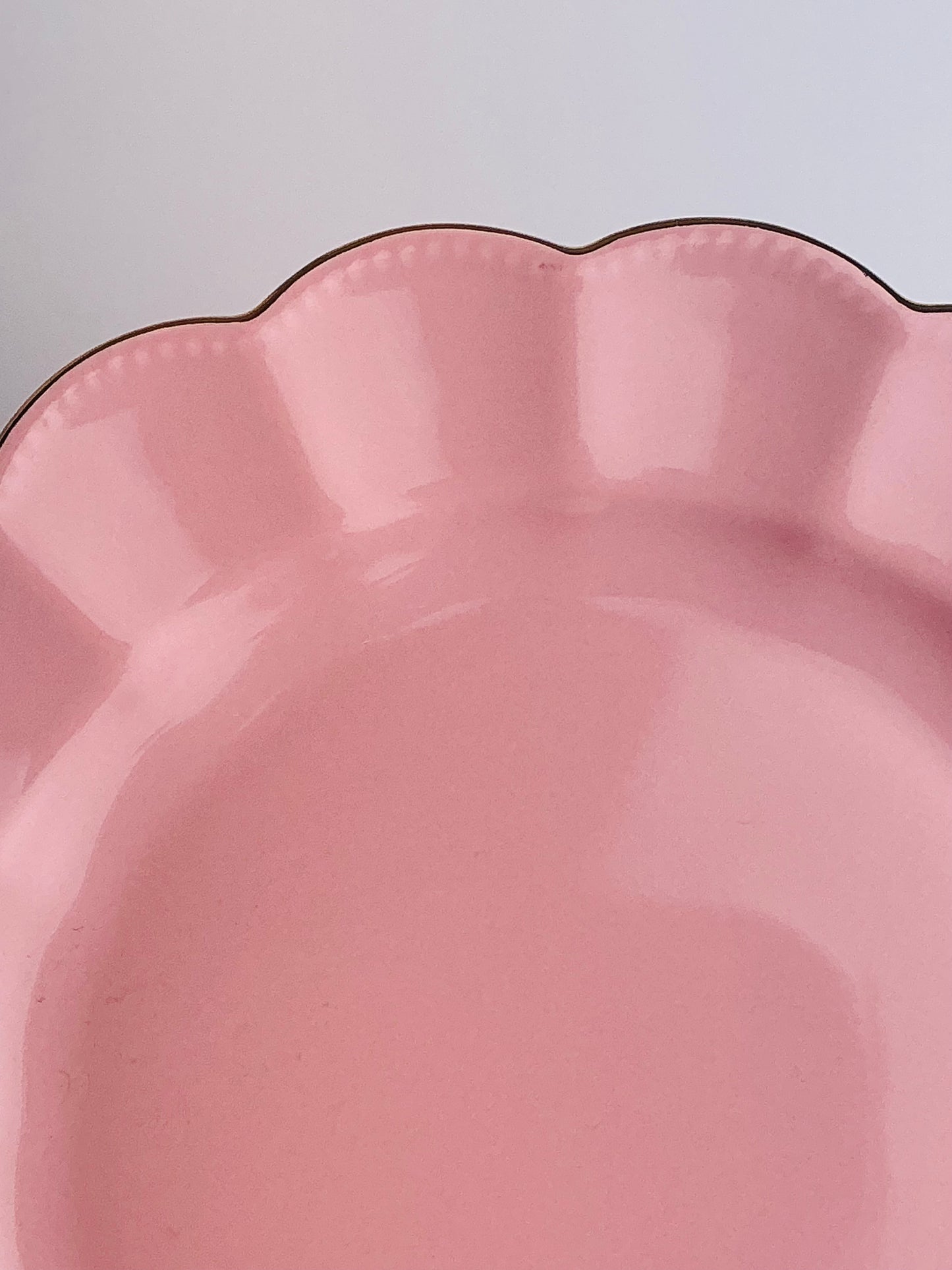 Grace Teaware Fine Porcelain Pink Scalloped Plate w/ Gold Trim – 10"